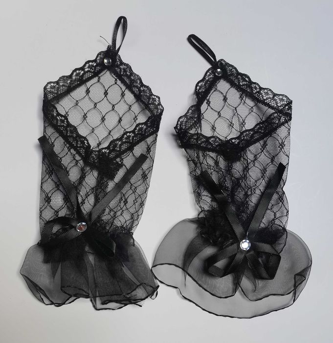 Delikatne czarne mankiety, rękawiczki, ozdoby z kokardką (gothic, emo)