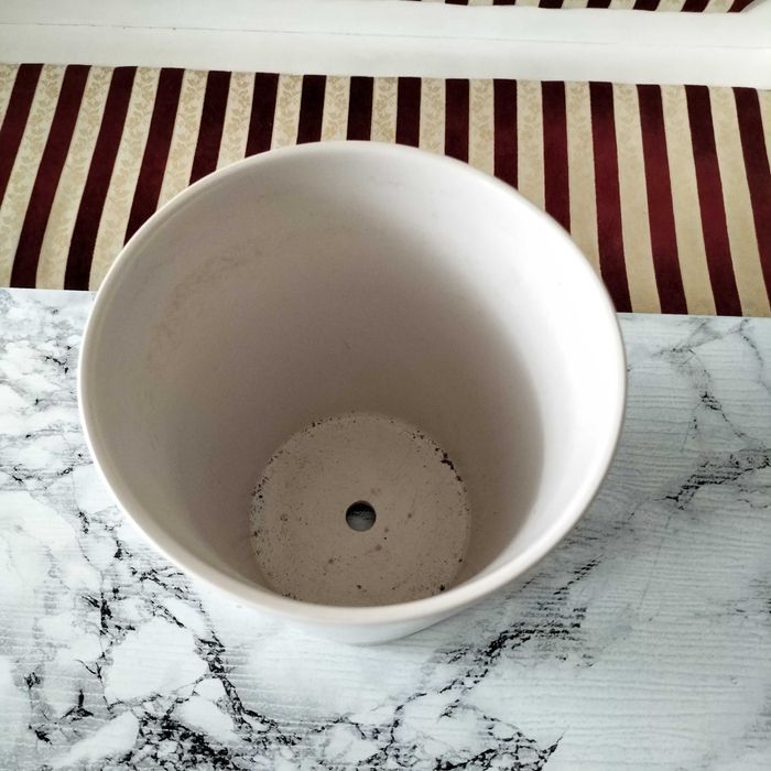 Ceramiczna doniczka do kwiatów, duża, wysokość 23 cm, średnica 19 cm.