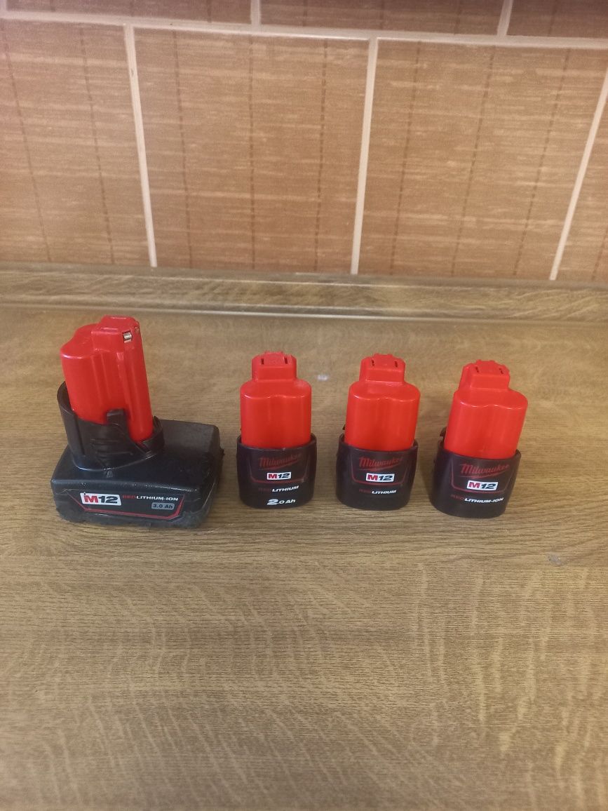 4x bateria milwaukee 3,0 ah ,2.0 ah  2x 1.5 ah