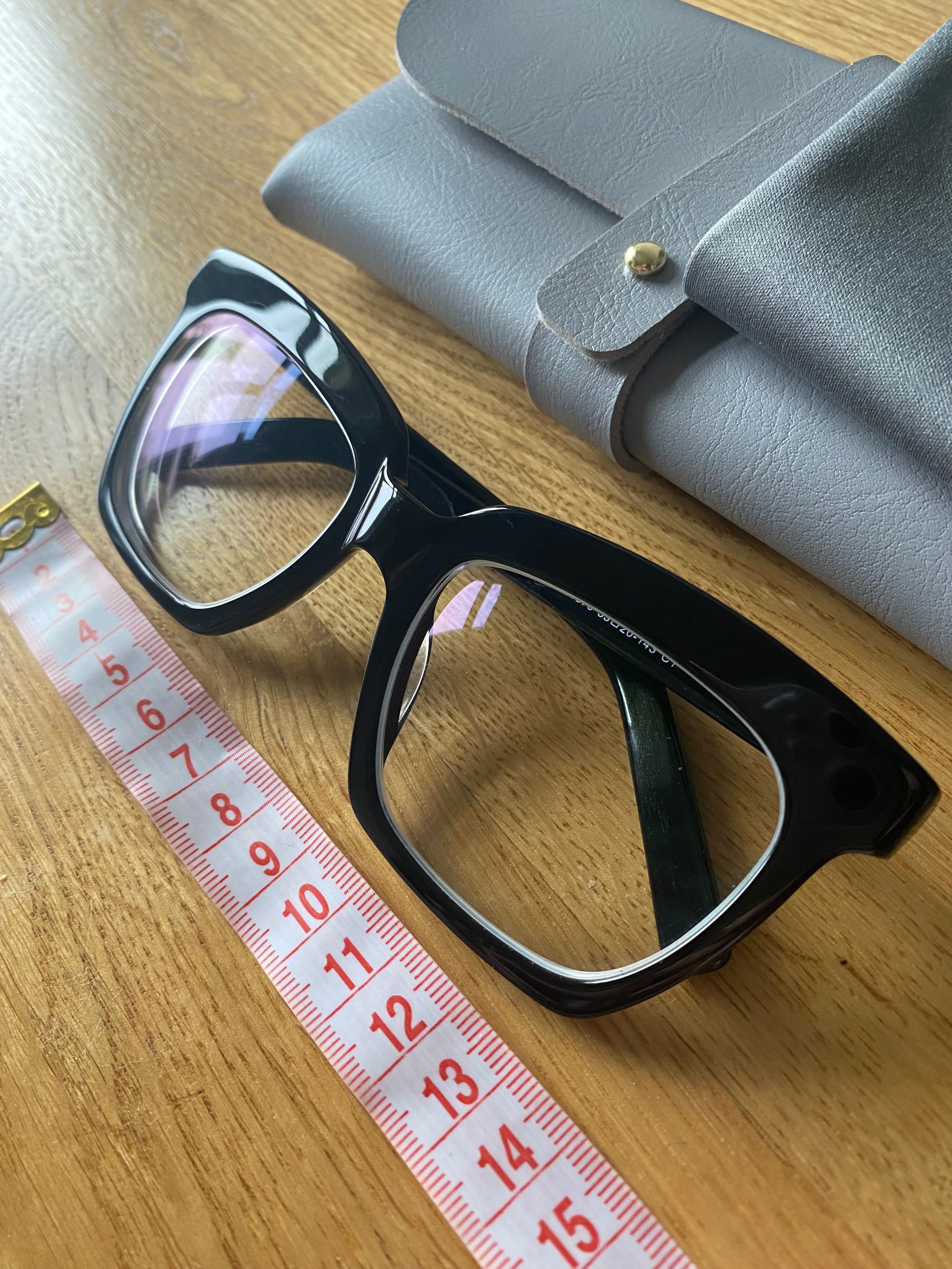 czarne okulary korekcyjne szerokie oprawki
