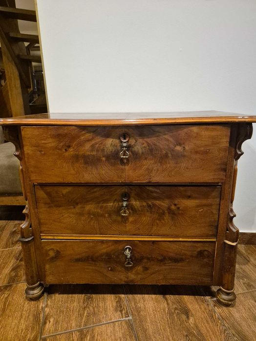 Drewniana antyczna komoda