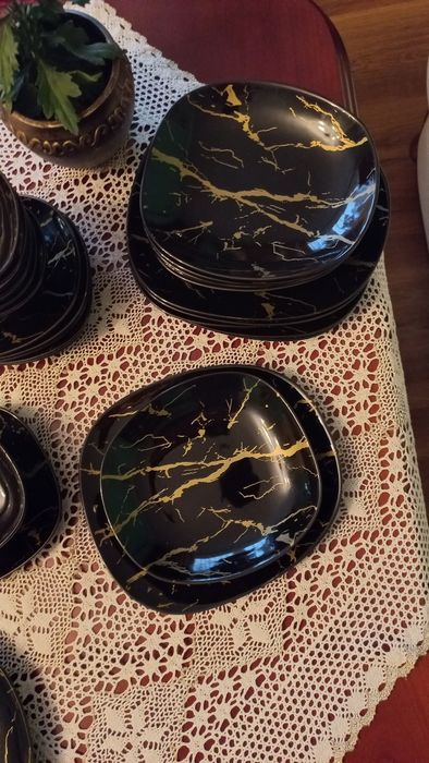 Serwis obiadowy nowy dla 6 osób /25 elementów/czarno-złoty