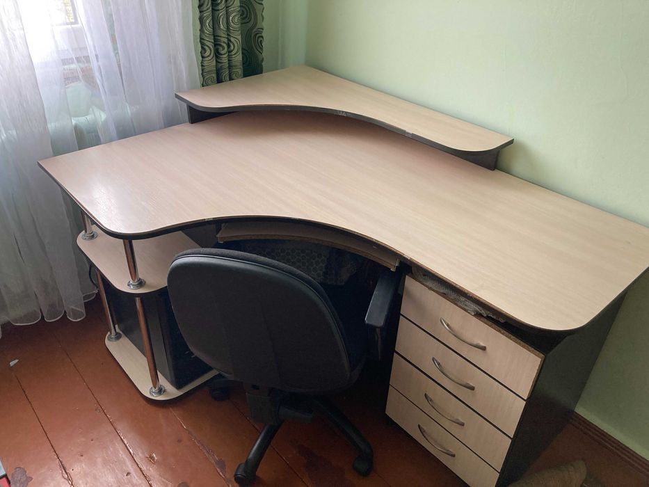 Компʼютерний стіл