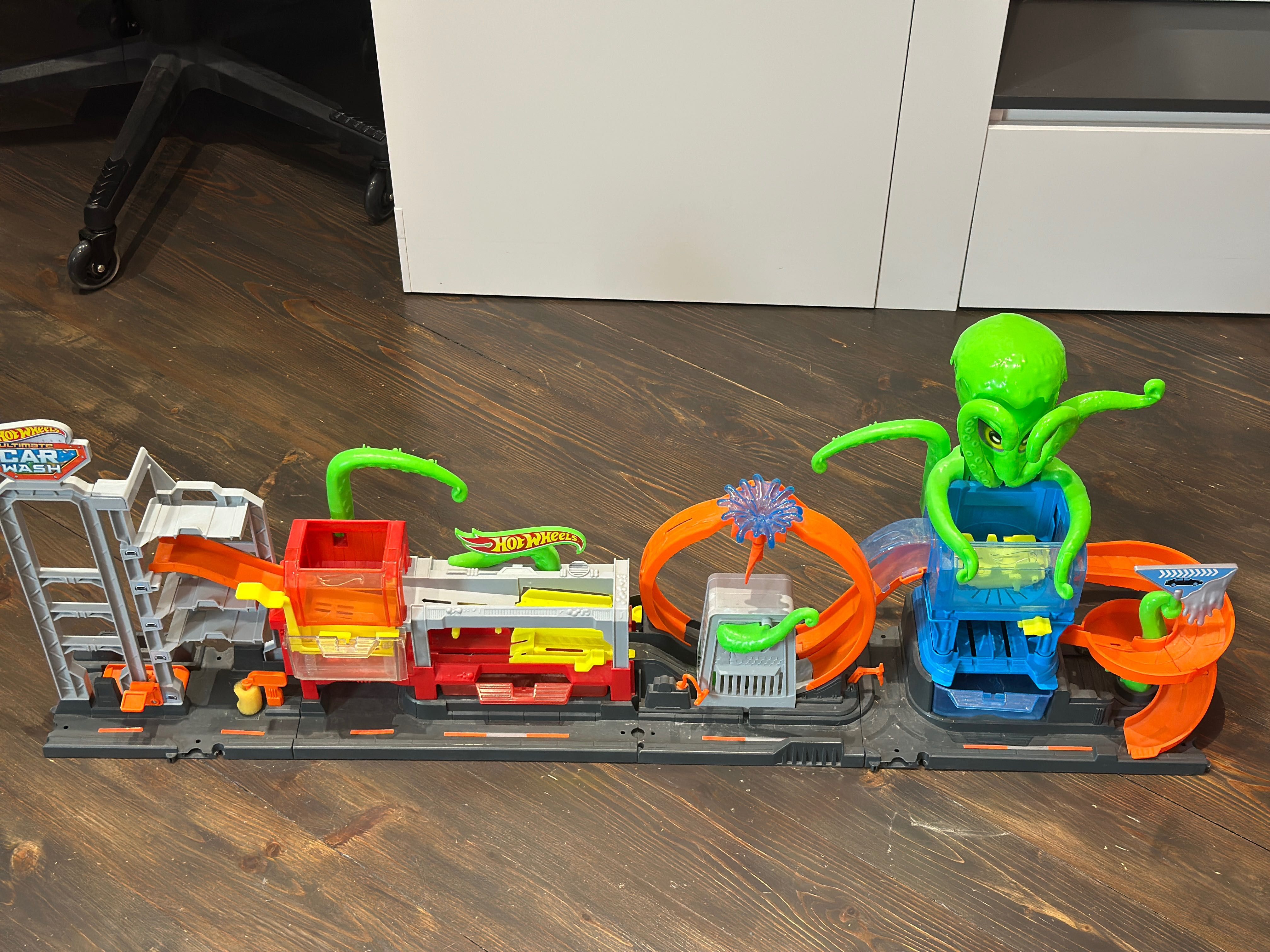 Hot Wheels City Color Reveal Megamyjnia Atak Ośmiornicy