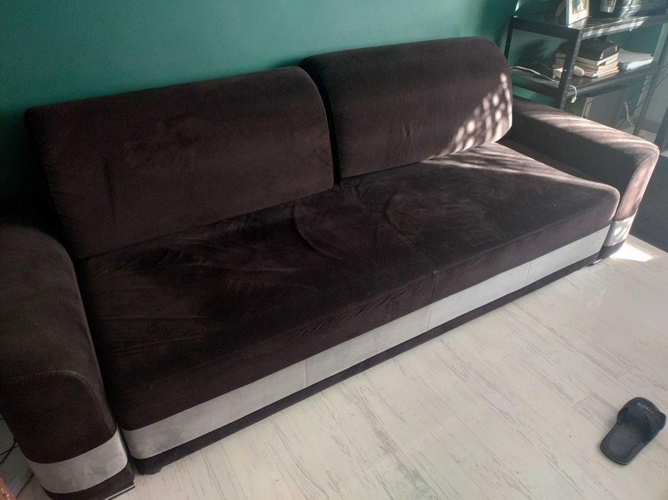 Rozkładana sofa z pojemnikiem.