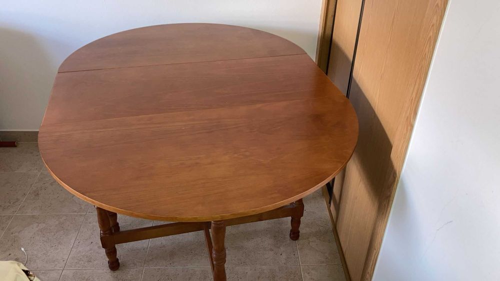 Mesa oval dobravel em madeira