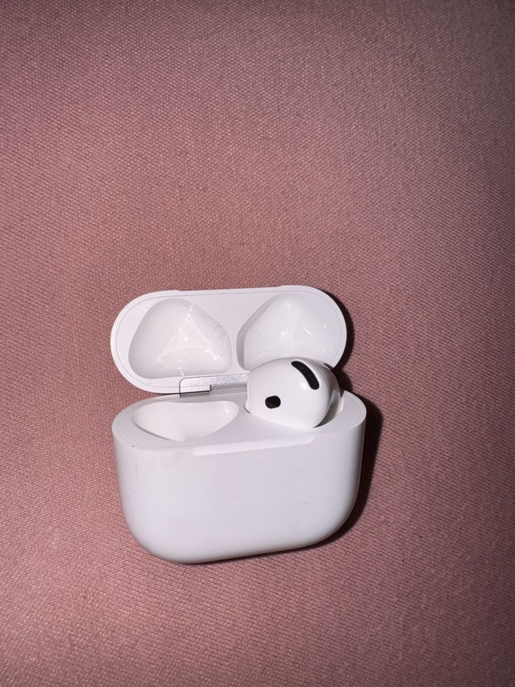 Sluchawki bezprzewodowe AirPods 4 Stan dobry lecz nie ma lewego podsa