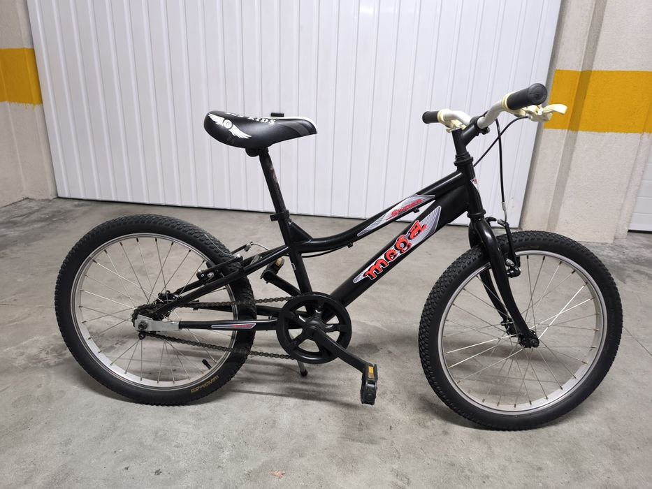 Bicicleta de criança com pouca utilização