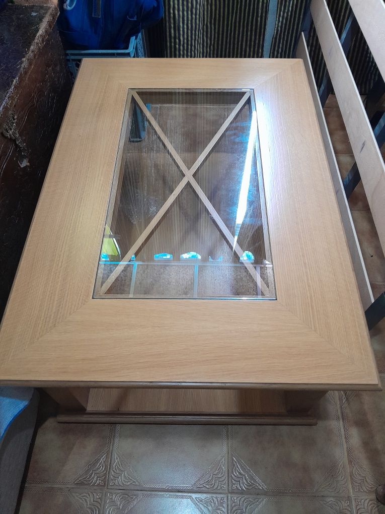 Mesa de sala de madeira com vidro