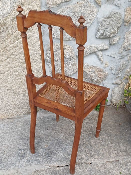 Cadeira muito antiga de madeira com assento em palhinha