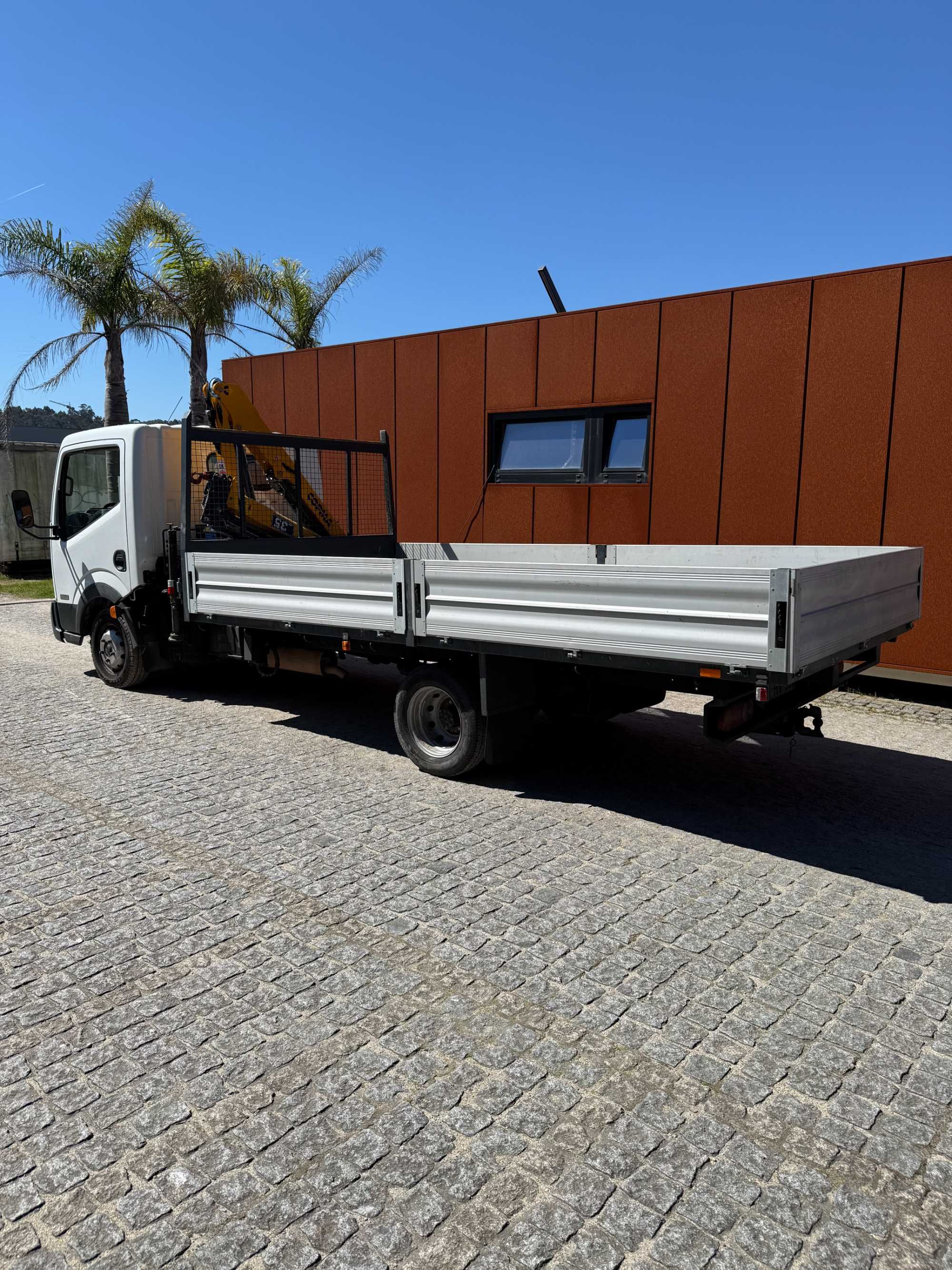 Nissan Cabstar com grua