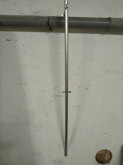 Wieszak na odzieży aluminiowy solidny.