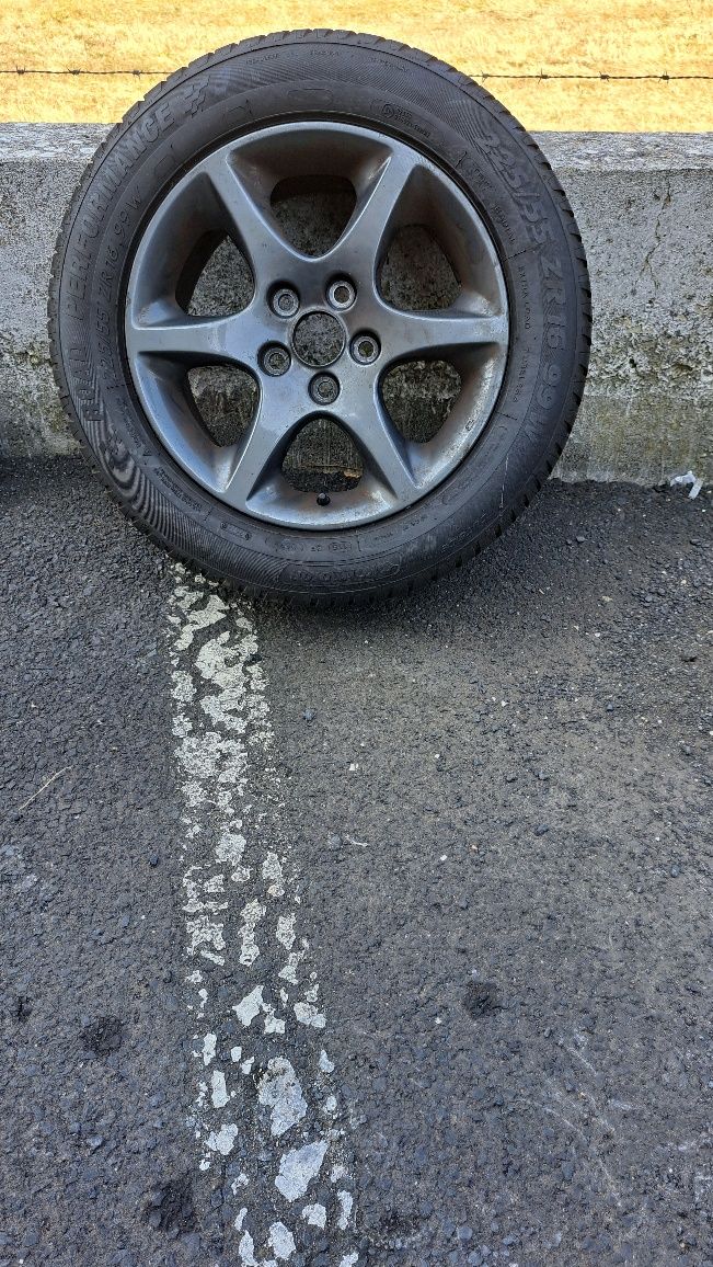 Jantes originais de Lexus com pneus novos.