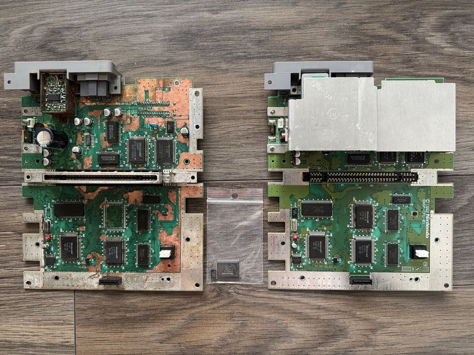 Dwie płyty Nintendo SNES w wersji PAL, uszkodzone