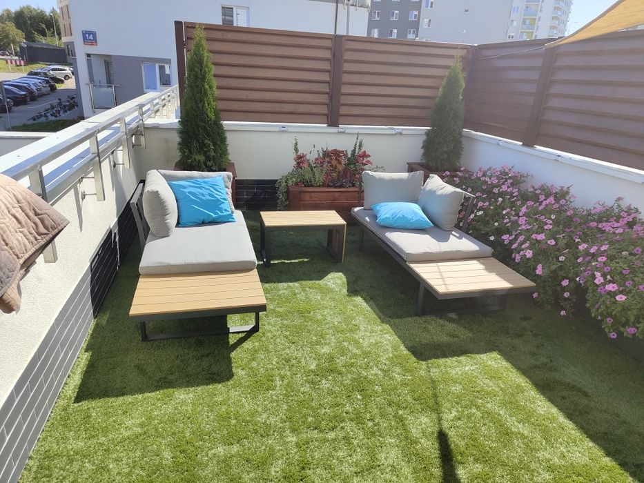 Zestaw mebli ogrodowych, dwie leżanki + stolik