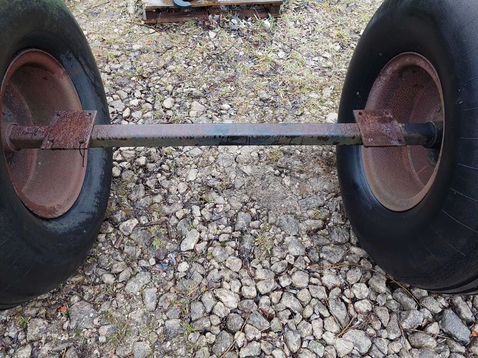 Ośka z kołami lotniczymi do przyczep, beczek, rozrzutników