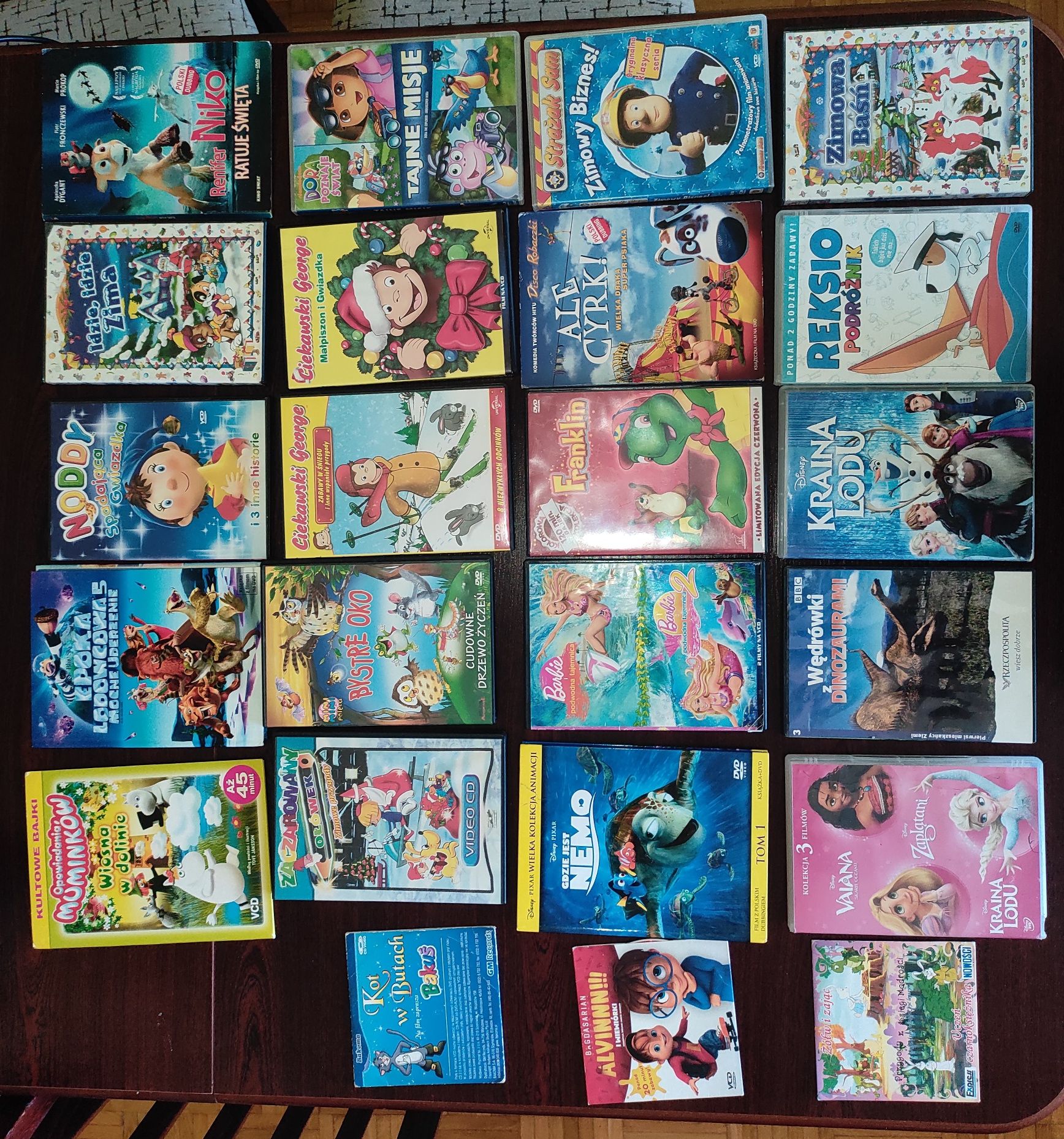 Bajki DVD i VCD w pudełkach, 22 pudełka, 26 płyt