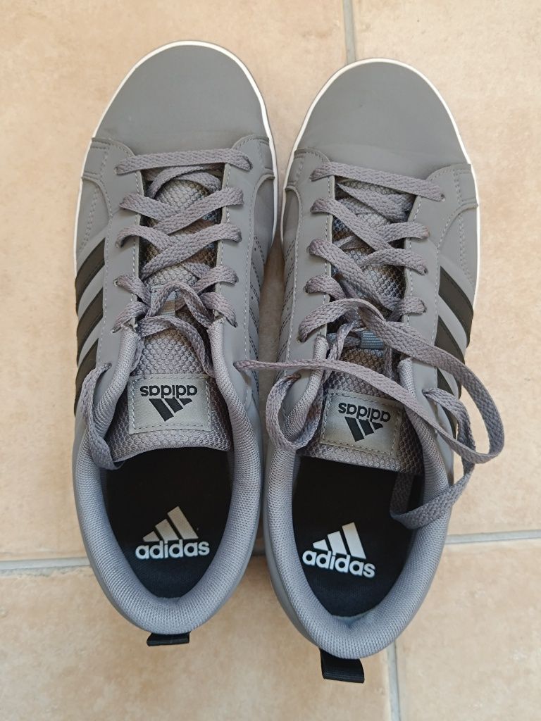 Sapatos (recentemente comprados, pouco usados)
