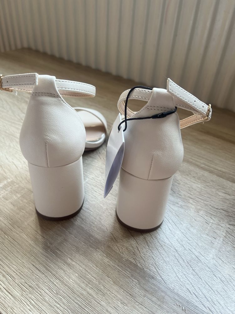 Sandały na słupku