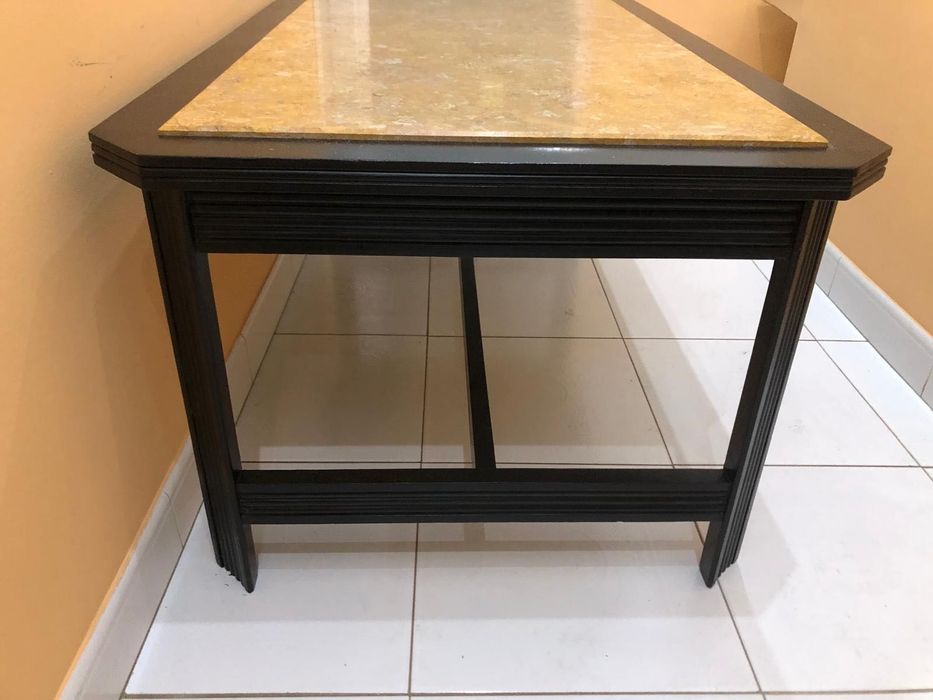 Mesa de centro com tampo em pedra amarela