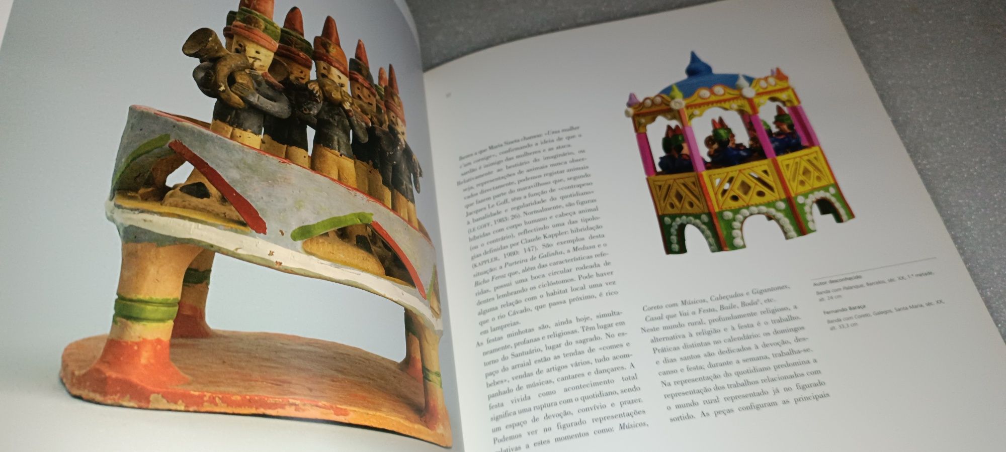 Livro Figurado português. De santos e diabos está o mundo cheio