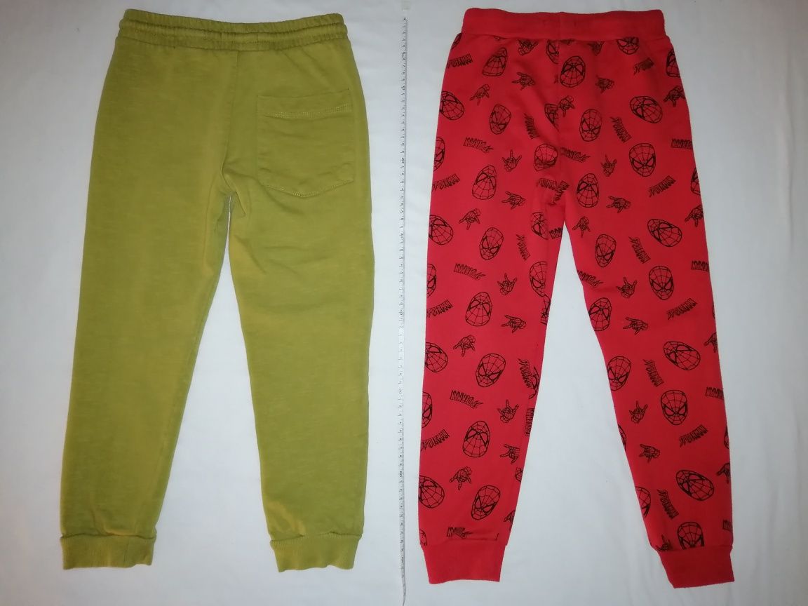 2x spodnie r. 134 dresowe Reserved zielone czerwone Spiderman dresy