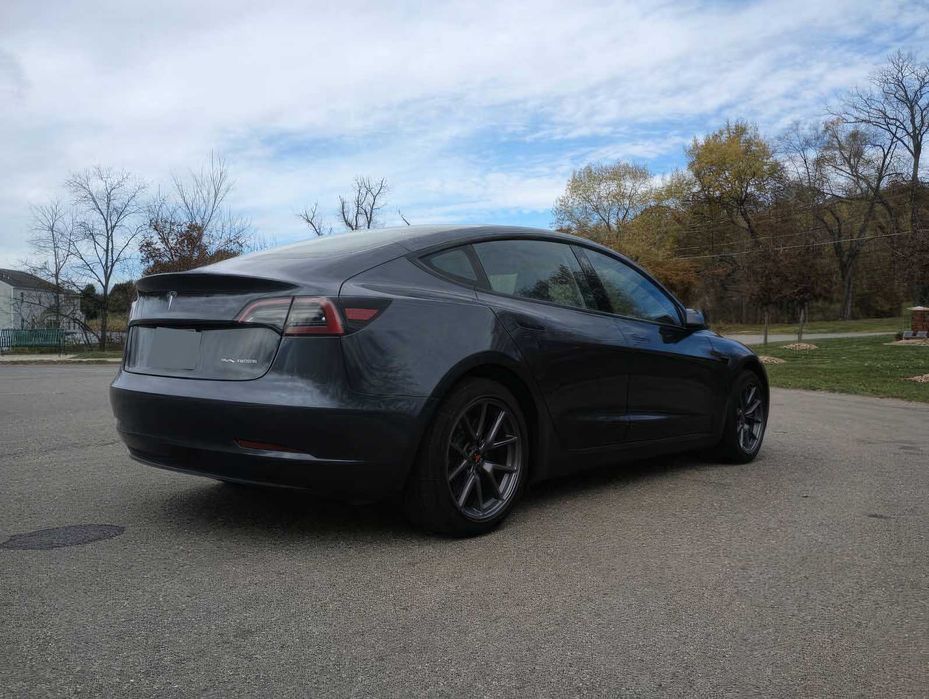 Tesla Model 3      2023