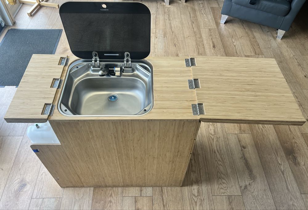 Zabudowa do busa Multivan California / Lodowka umywalka woda