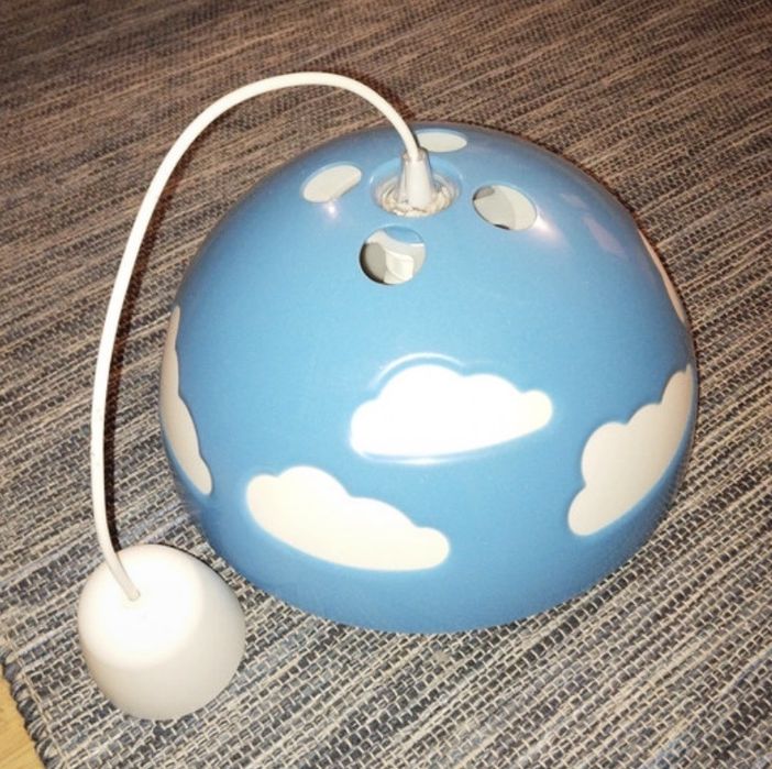 Candeeiro de teto infantil com nuvens
