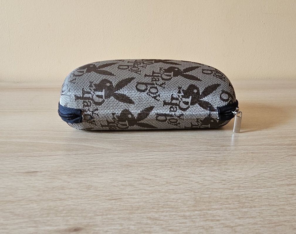 Bronzowy etui na okulary z motywem Play Boy