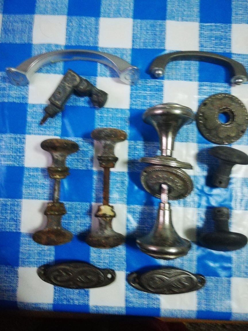 Ornamentos metalicos para armários e portas.