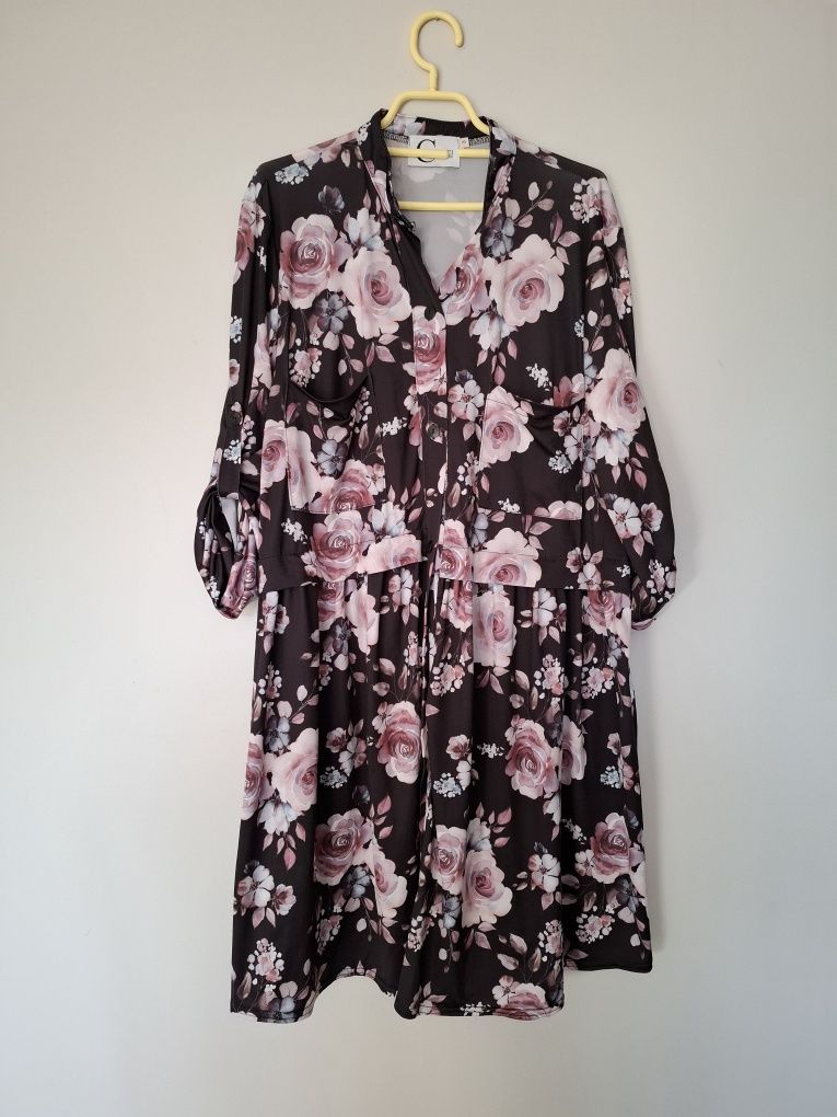 Sukienka plus size szmizjerka plus size guziki róże czarne Cavarrici 4