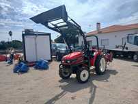 Trator Mitsubishi com carregador frontal