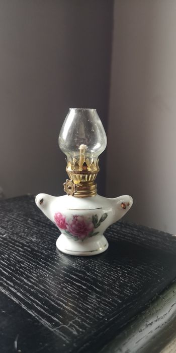 Lampka naftowa porcelanowa wysokość 8 cm
