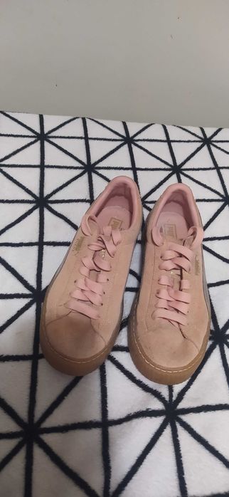 Sapatos de mulher de luxo como novos.