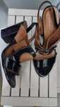 SANDALIAS  tamanho37 são 100% couro em camel e preto .Comprada Milão