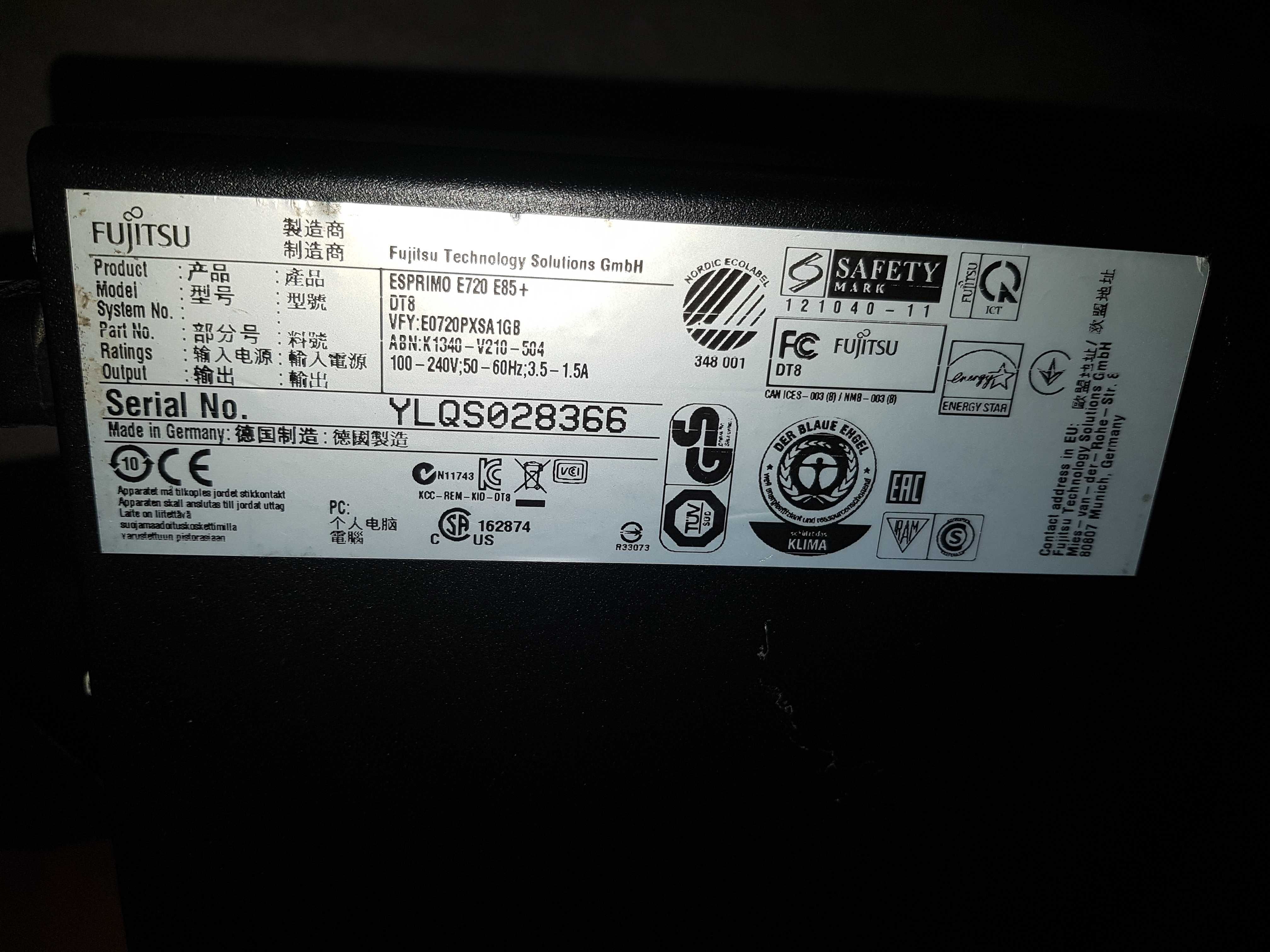Komputer stacjonarny Fujitsu z systemem Windows 10
