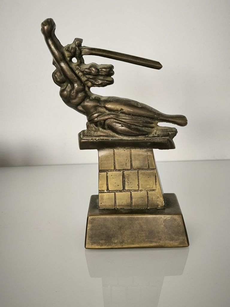 Rzeźba Pomnik Nike Warszawa statuetka PRL mosiądz brąz