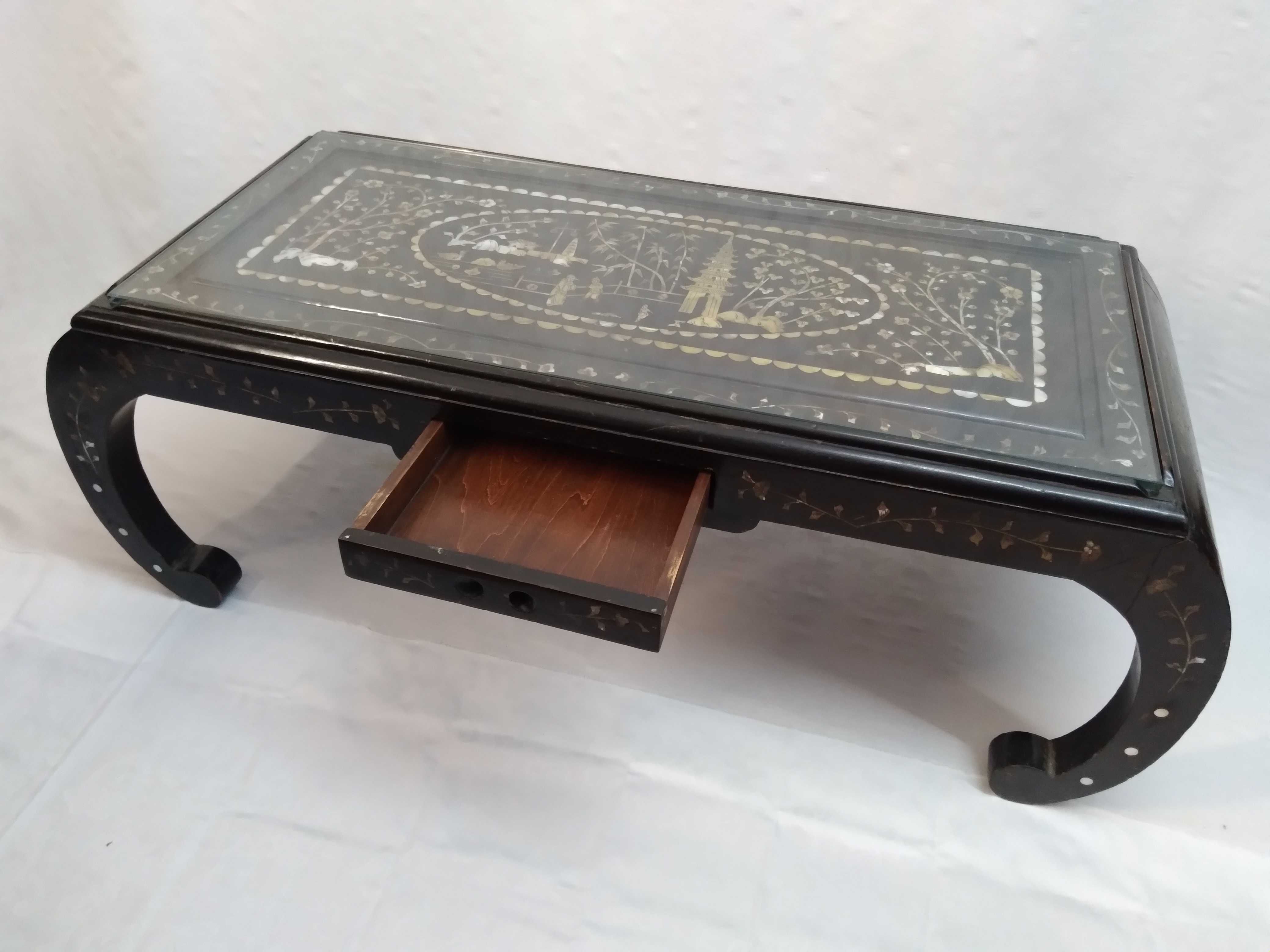 Mesa de centro oriental com aplicação de madrepérola