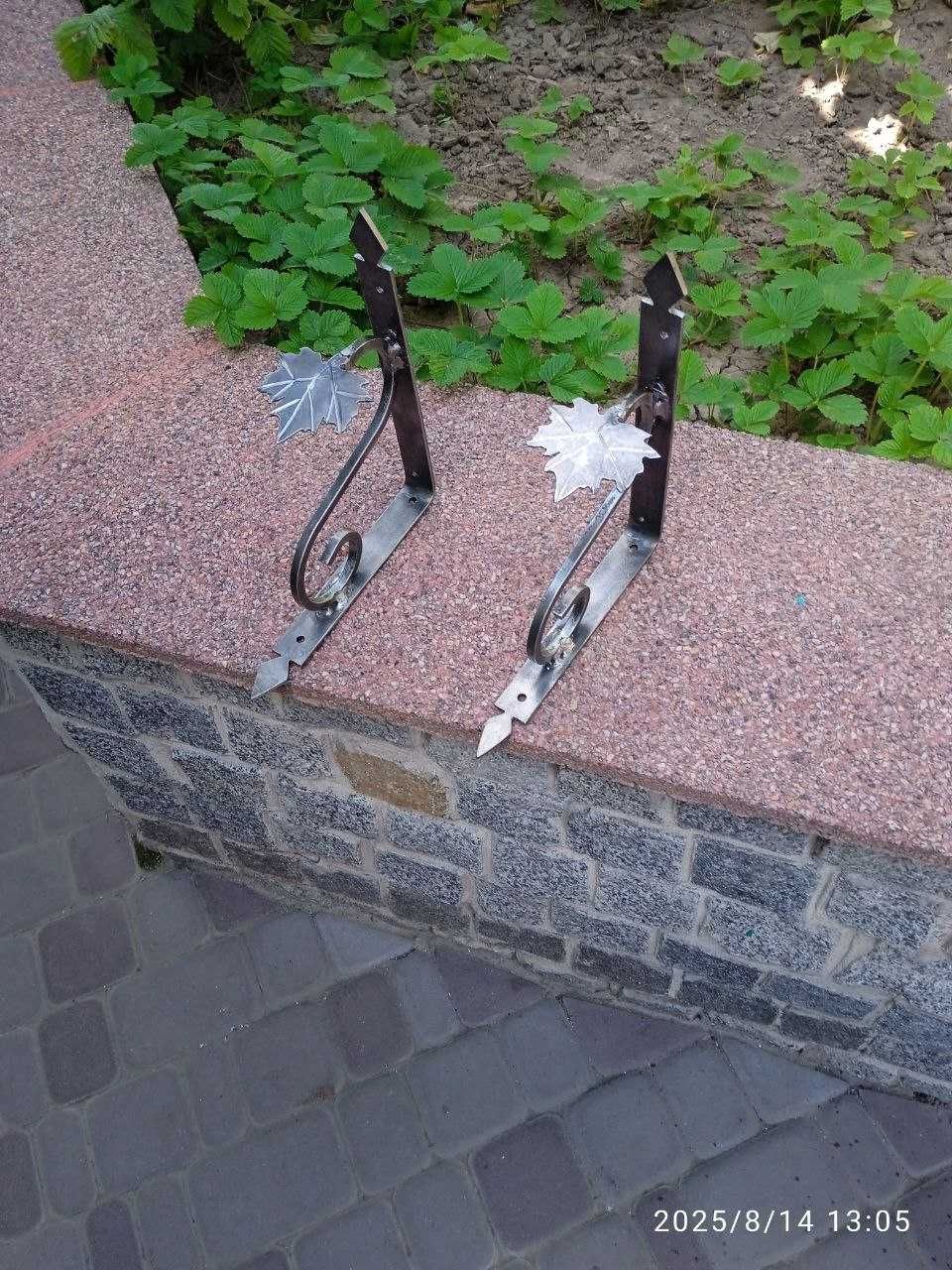 Кований кронштейн для полиць