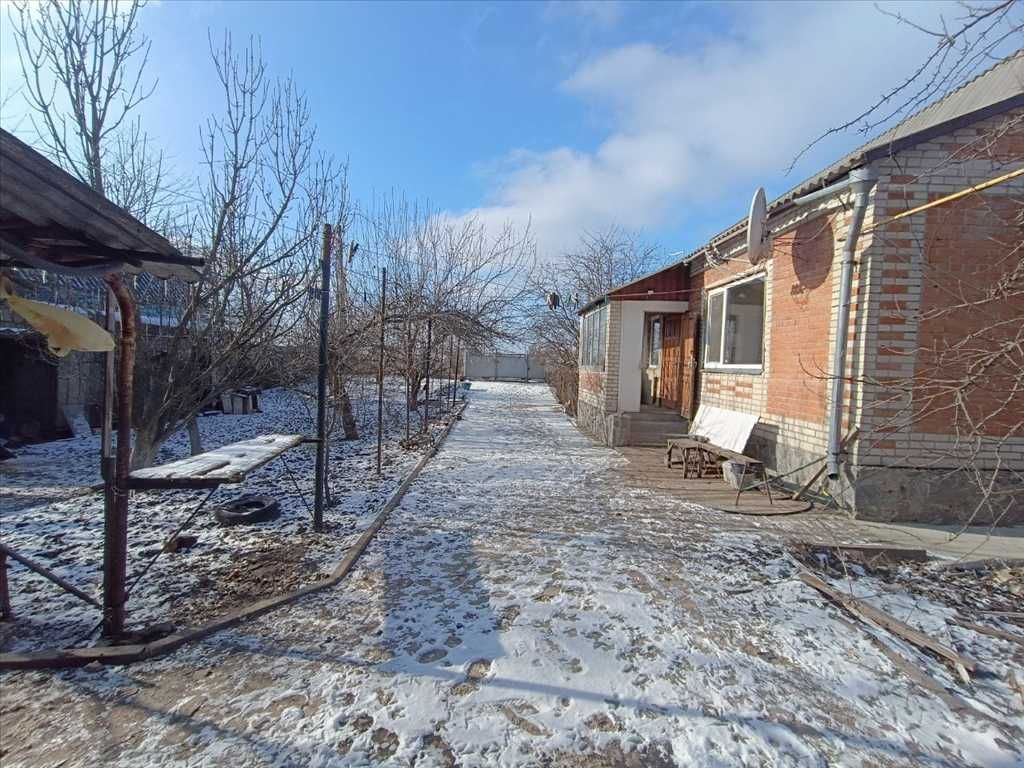 Затишний будинок поруч із містом