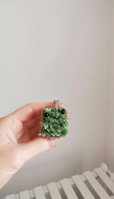 Żabka na szydełku, breloczek handmade