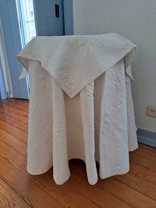 Camilha em madeira com 4 gavetas e cobertura