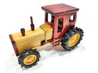 Drewniany traktor - model z zamkniętą kabiną