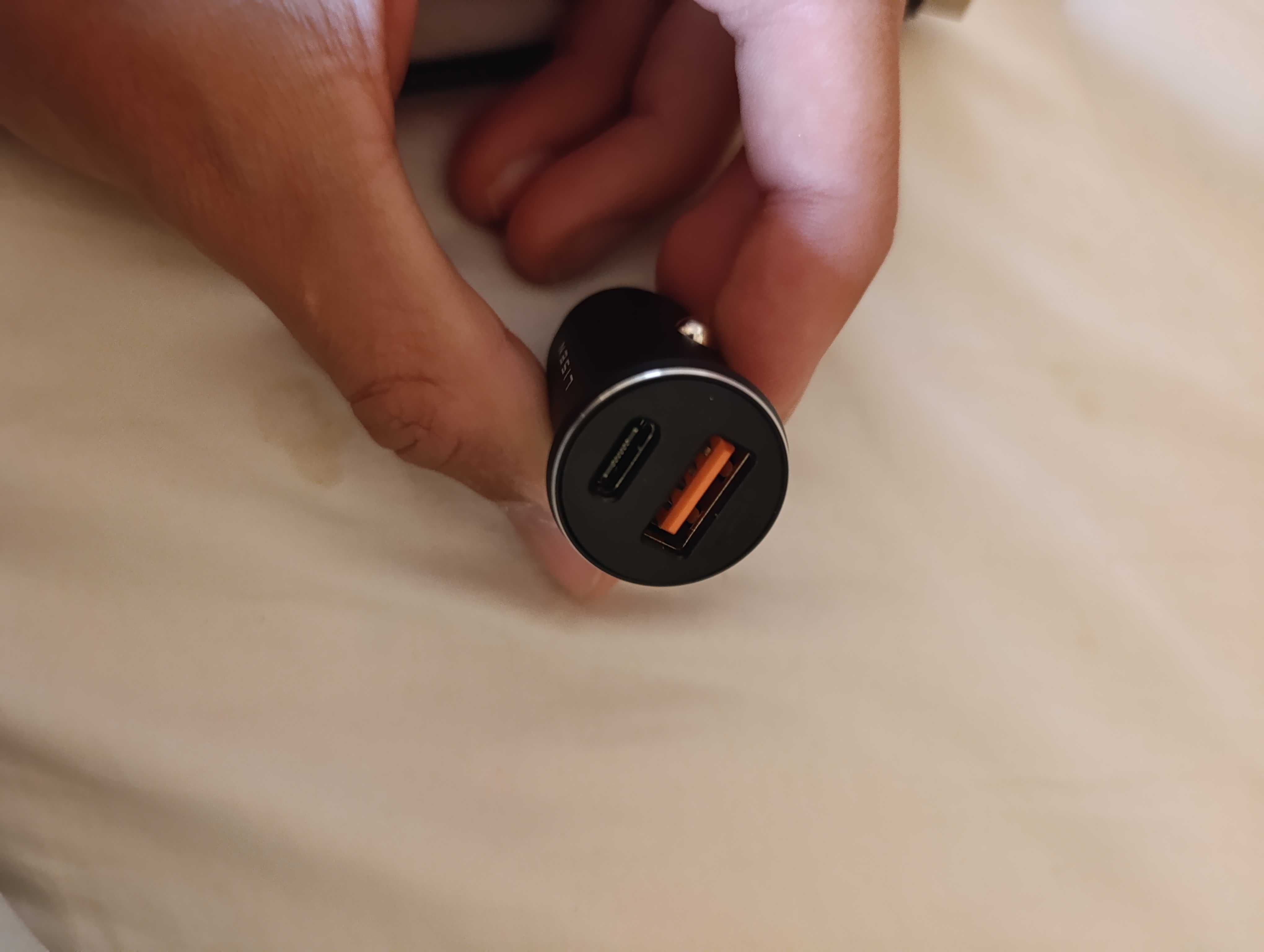 Carregador USB para telemóvel -- para carro, compacto e como novo.