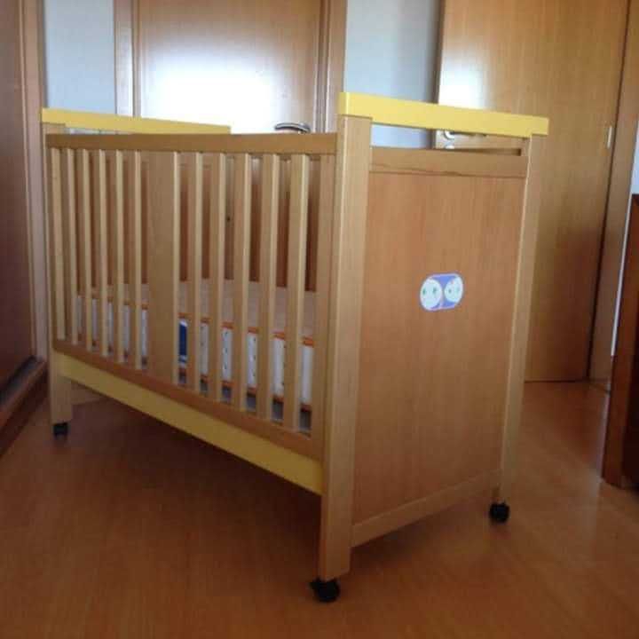 Cama-berço, colchão incluído.