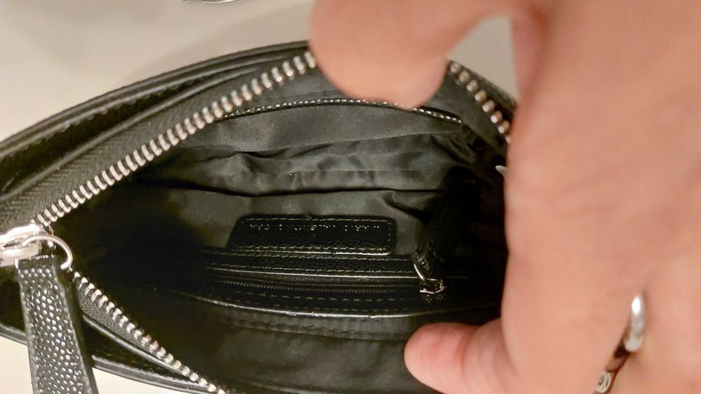 Nowa torebka Valentino — elegancka, funkcjonalna, z paskiem