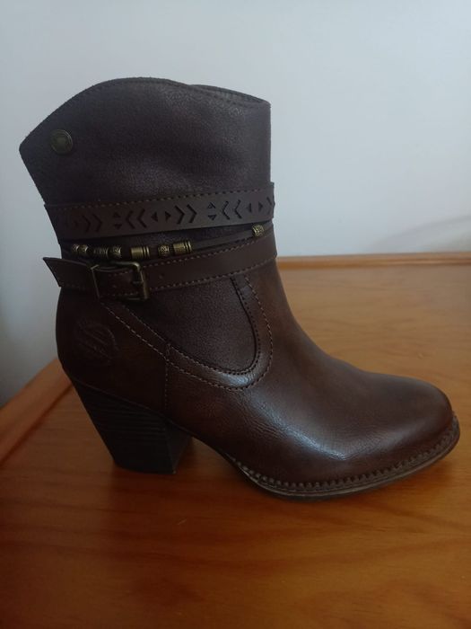 Botas novas castanhas