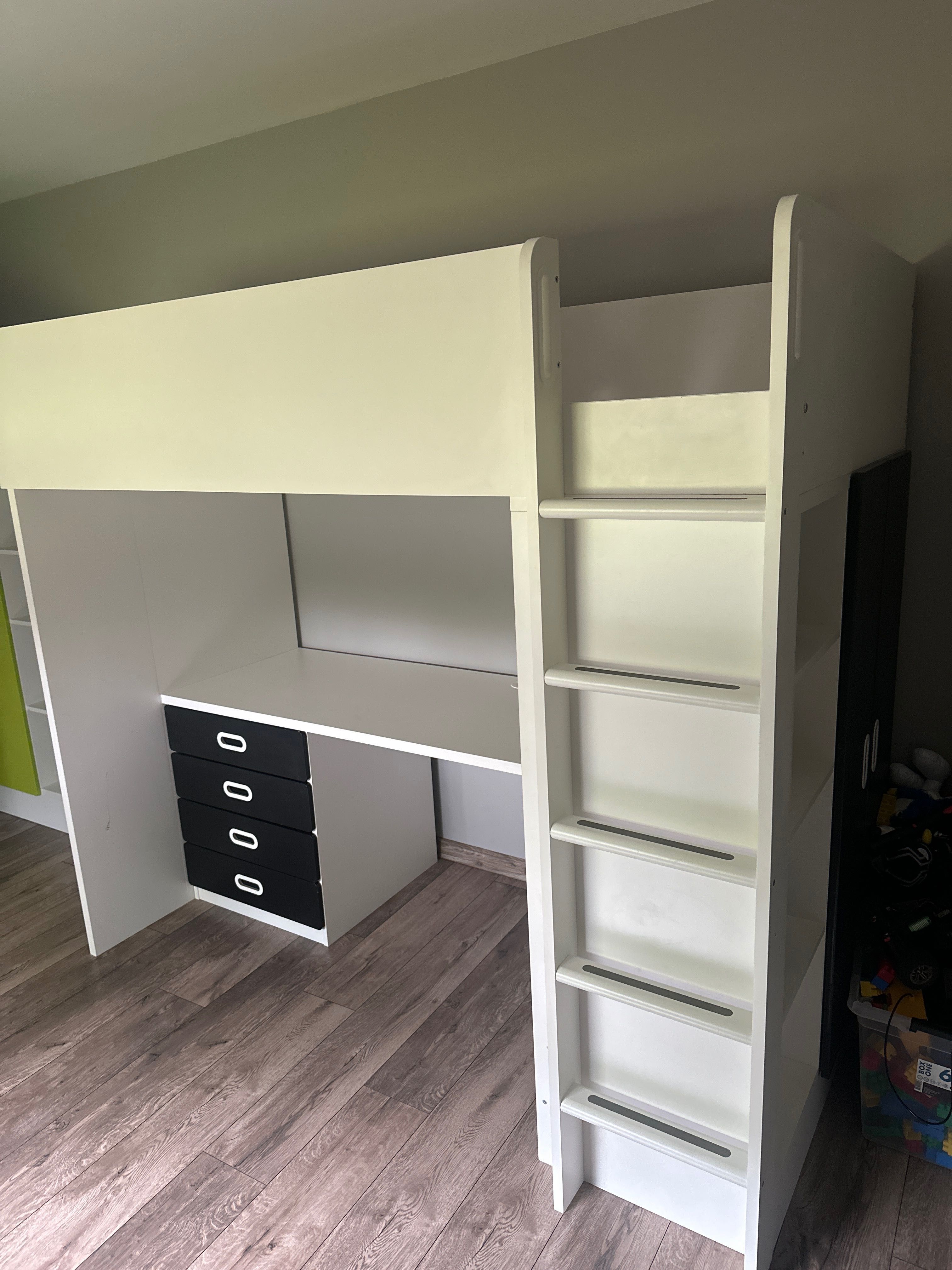 SMÅSTAD
Łóżko na antresoli, biały jasnozielony/z biurkiem
