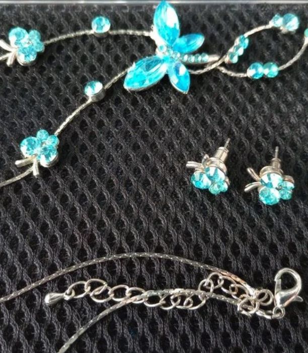 Colar e brincos em forma de borboleta